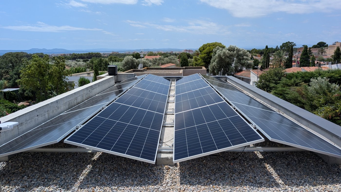 Instalación solar fotovoltaica — Roses, Costa Brava